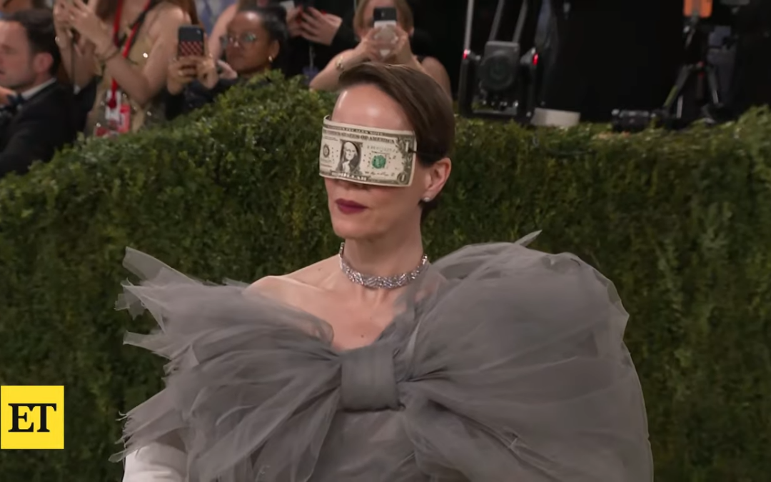 Millionaire Sarah Paulson Wears Dollar Bill Over Eyes at Met Gala to Protest “The 1%”