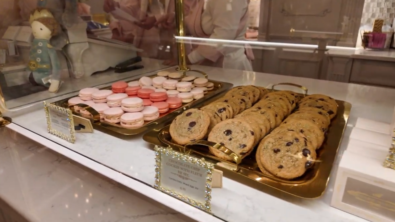 Display of pick macaroons and chocolate chip cookies