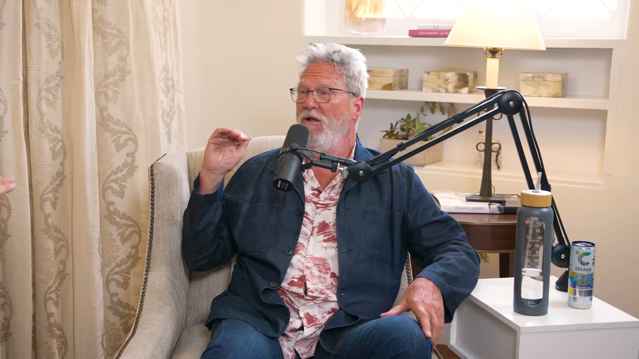 Jeff Bridges raises his hand to make a cheerful observation