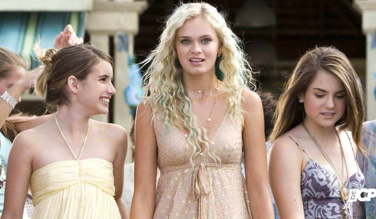 Aquamarine 2 Three teenaged girls in early 2000s attire