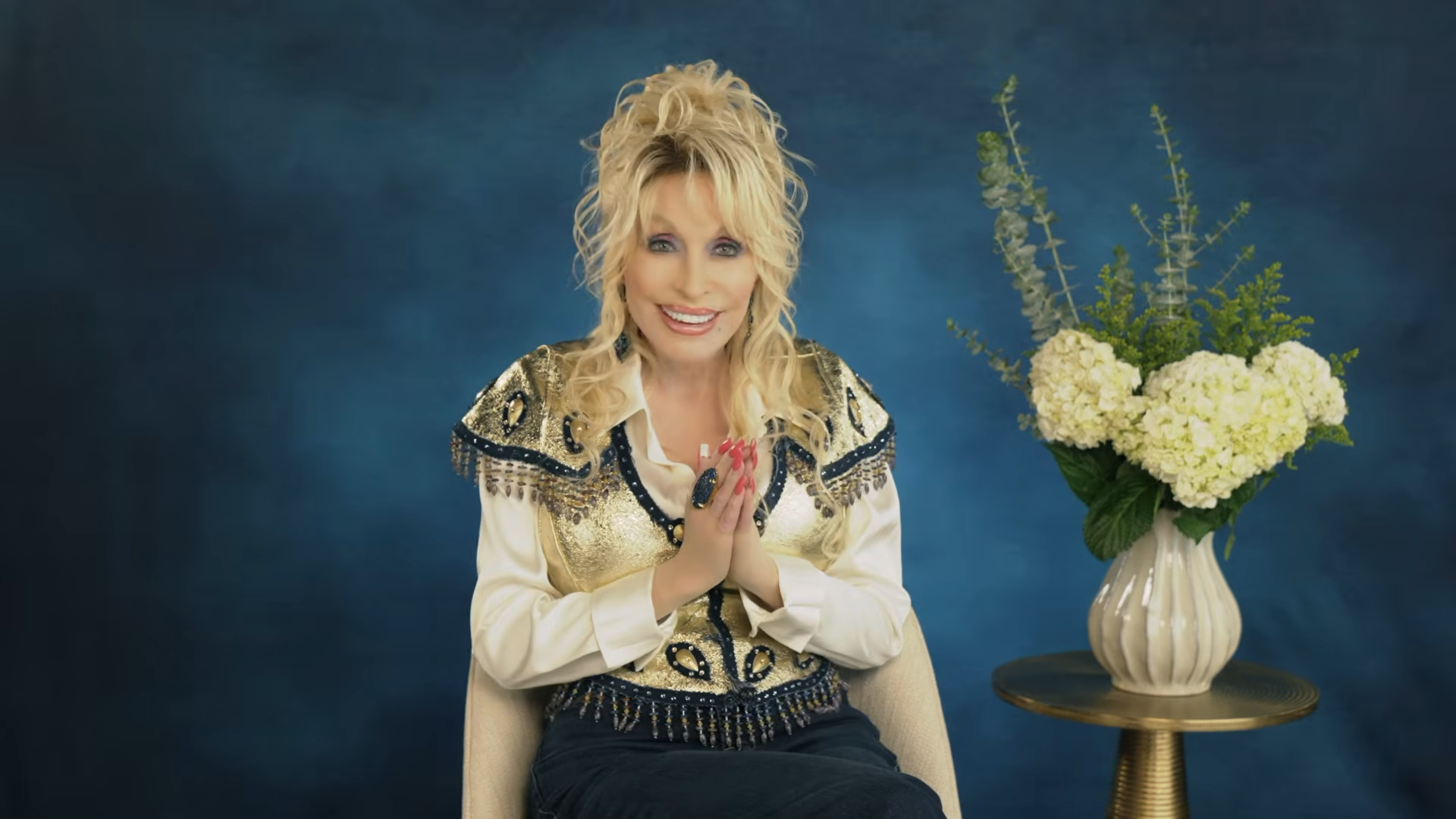 (670) Dolly Parton posthumously accepts Americana Lifetime Achievement award 00-00-07 Dolly Parton seated by a vase of flowers