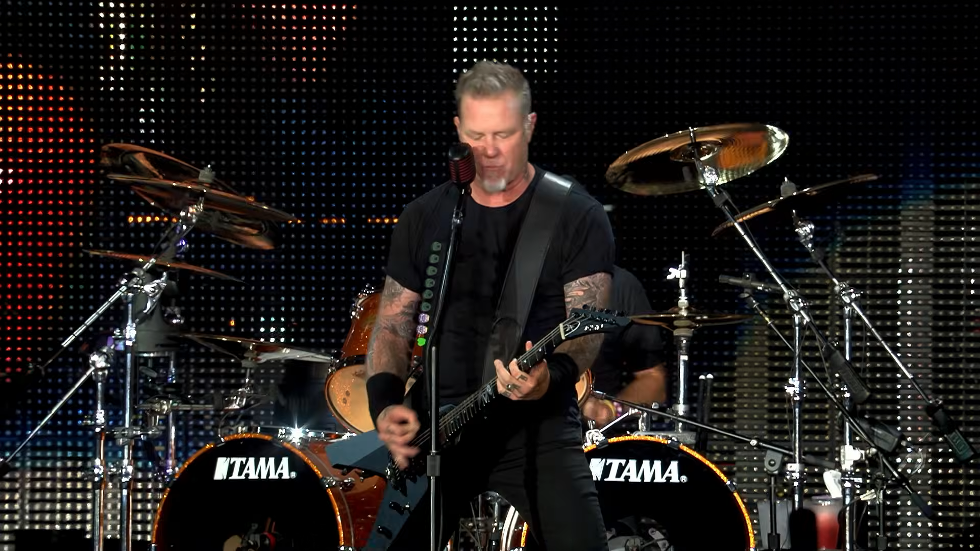 (171) Hardwired (Live in Minneapolis, MN – August 20, 2016) (Black Box Edit) 00-00-52 James Hetfield playing the guitar at a Metallica concert
