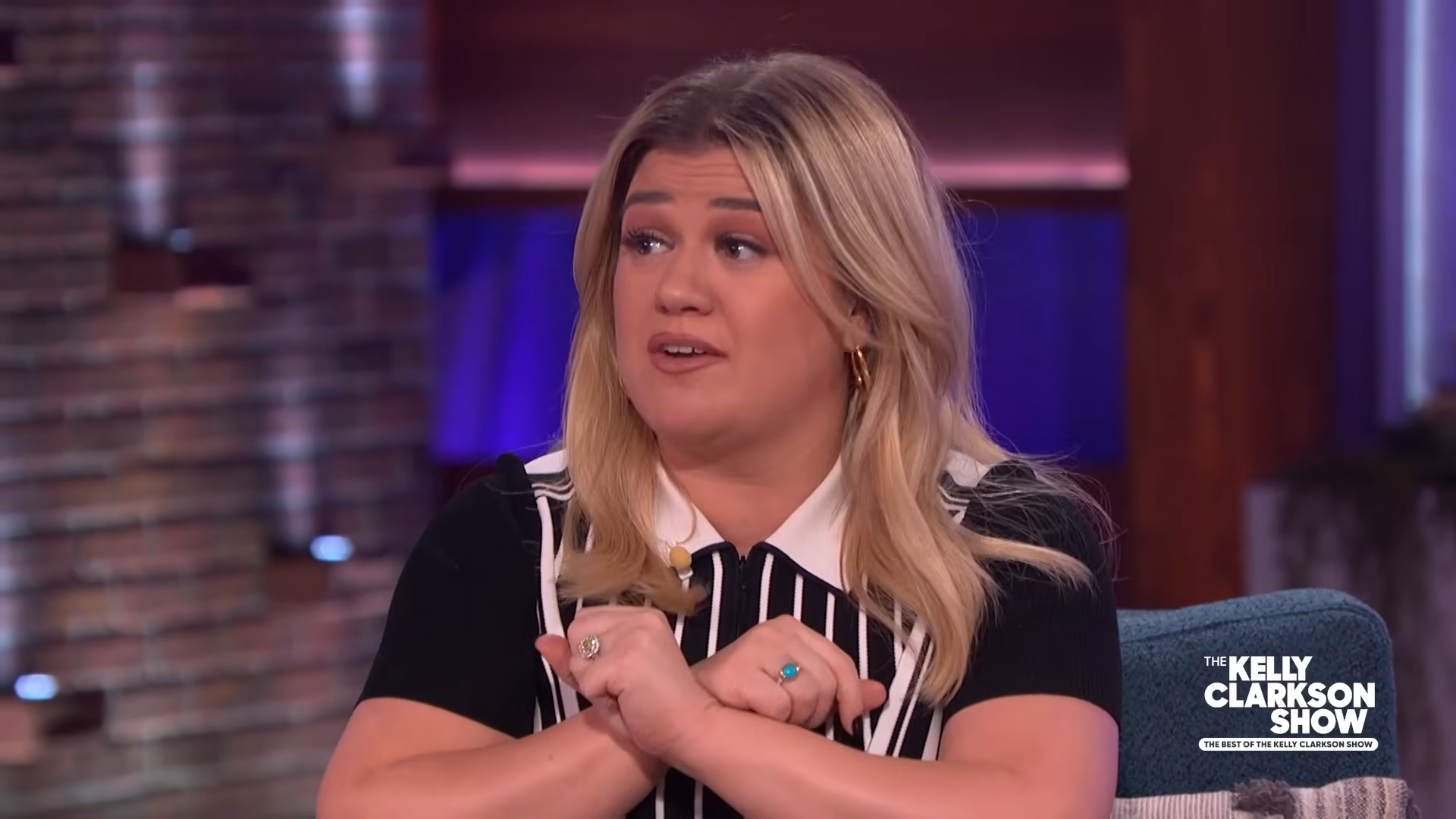 Kelly Clarkson with her arms crossed