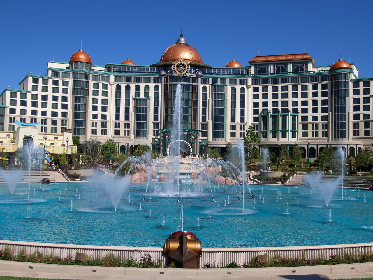 The Helios Grand Hotel and Cosmos Fountain at Universal Epic Universe