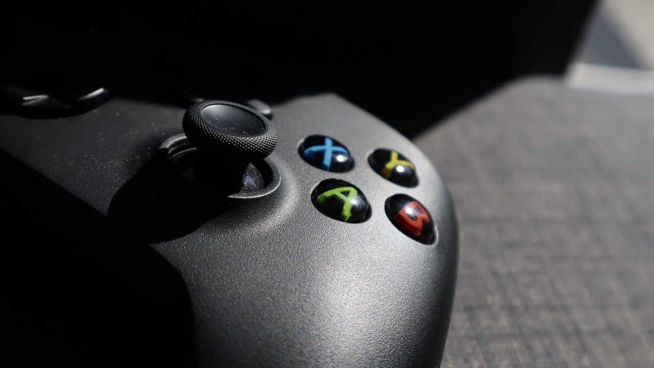Xbox Cloud Playtime Lets You Buy Hours of Cloud Gaming Without Game Pass A close up of a black Xbox wireless controller